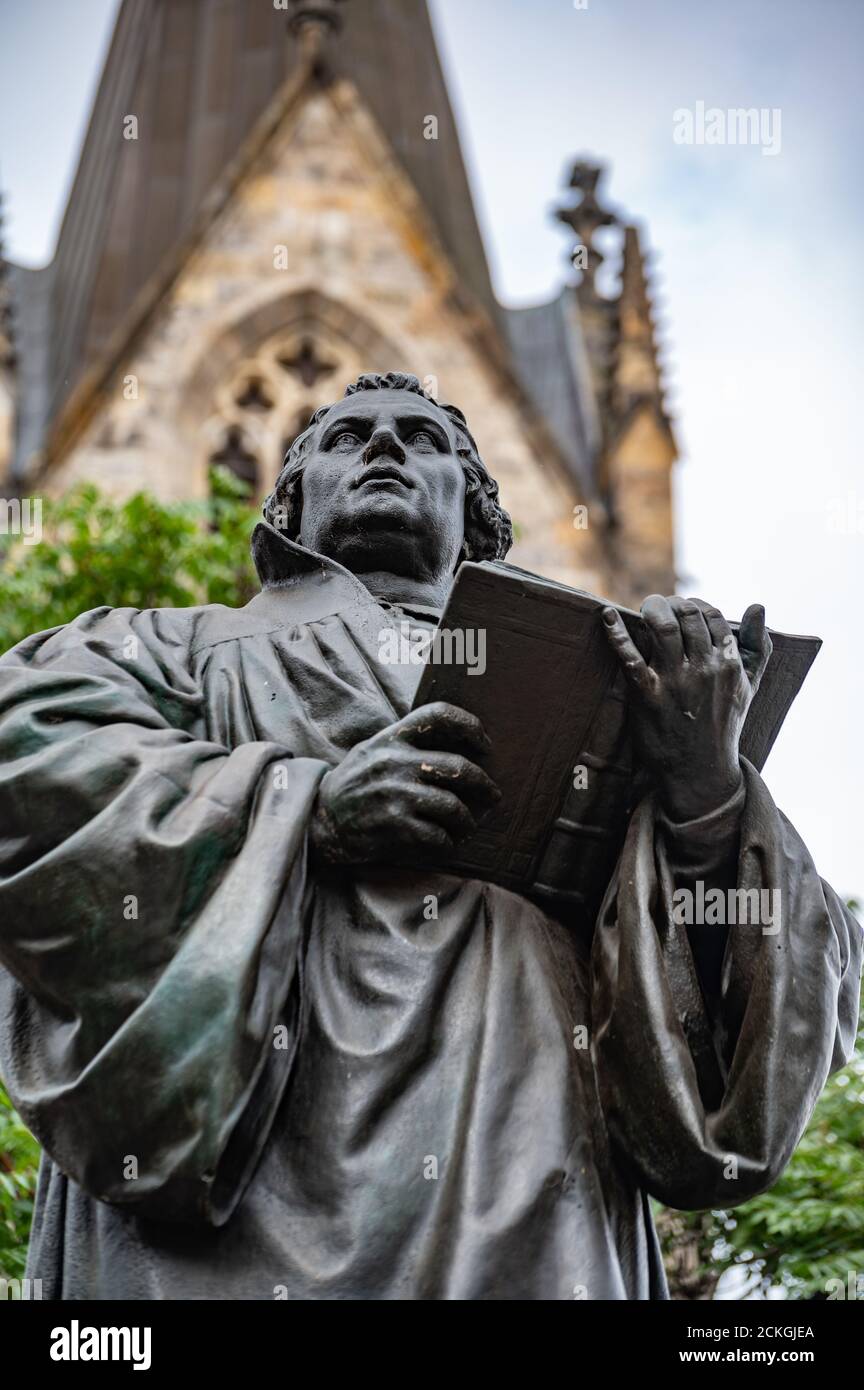 Das Erfurter Lutherdenkmal befindet sich auf der Nordseite der Angers in Erfurt. Die Bronzestatue zeigt den Reformator mit der offenen Bibel in der Hand. Stockfoto