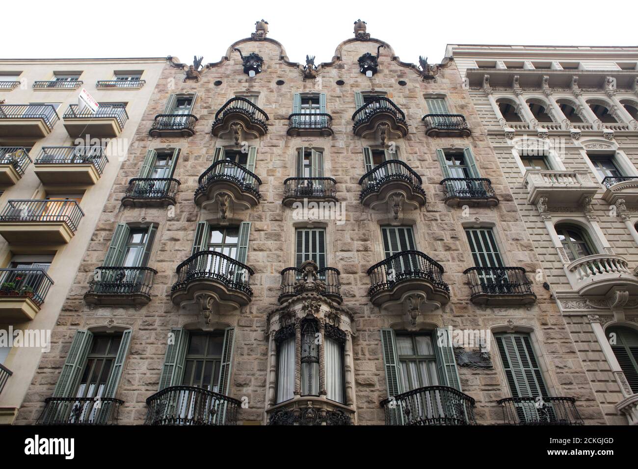 Casa Calvet entworfen vom katalanischen modernistischen Architekten Antoni Gaudí in Barcelona, Katalonien, Spanien. Das Herrenhaus im Auftrag des katalanischen Textilherstellers Pere Màrtir Calvet i Carbonell wurde zwischen 1898 und 1900 erbaut. Stockfoto