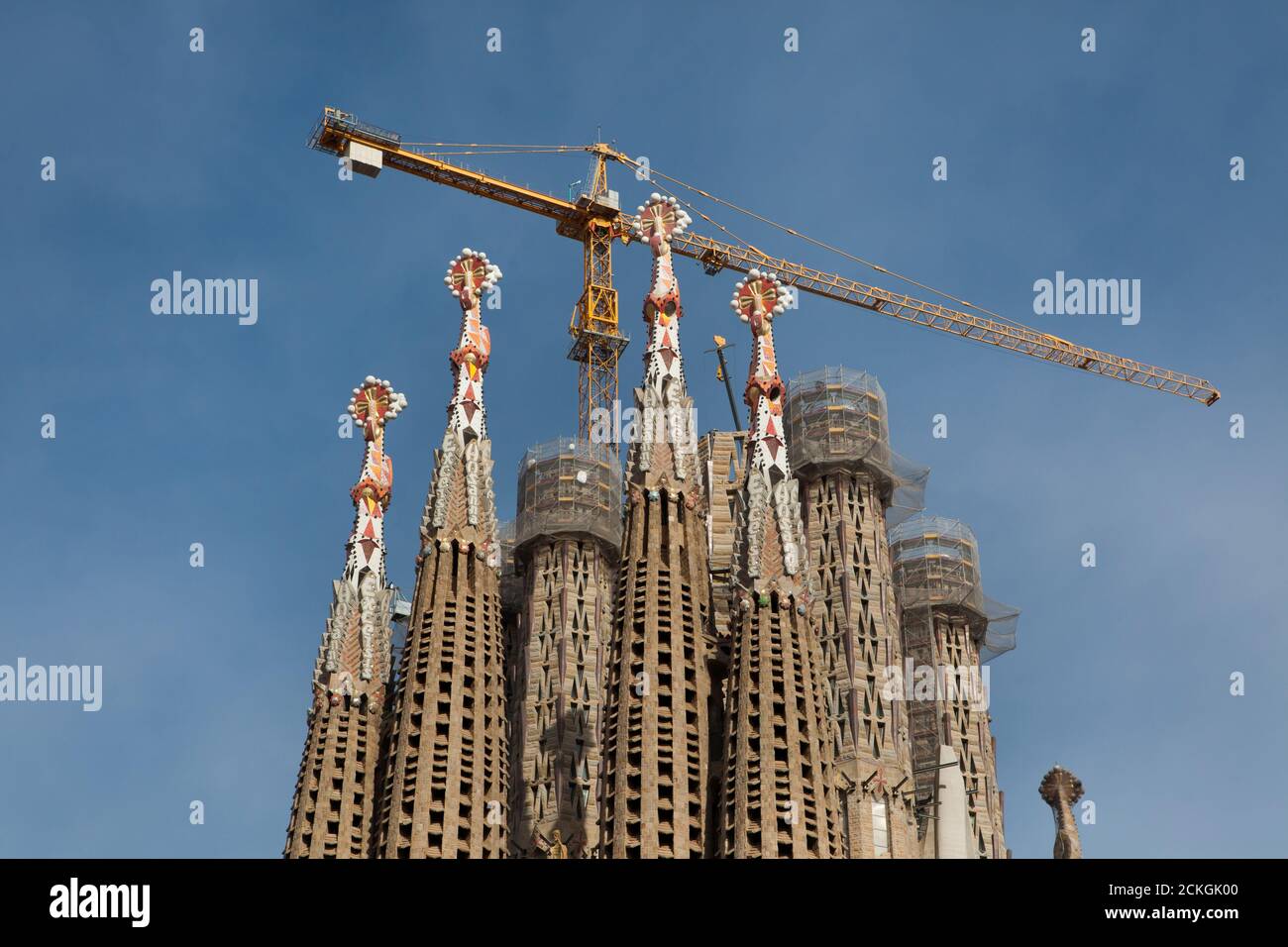 Bauarbeiten an der Sagrada Família (Basílica de la Sagrada Família), die vom katalanischen modernistischen Architekten Antoni Gaudí in Barcelona, Katalonien, Spanien entworfen wurden. Der eigentliche Bauabschnitt im Bild am 13. Januar 2020. Stockfoto