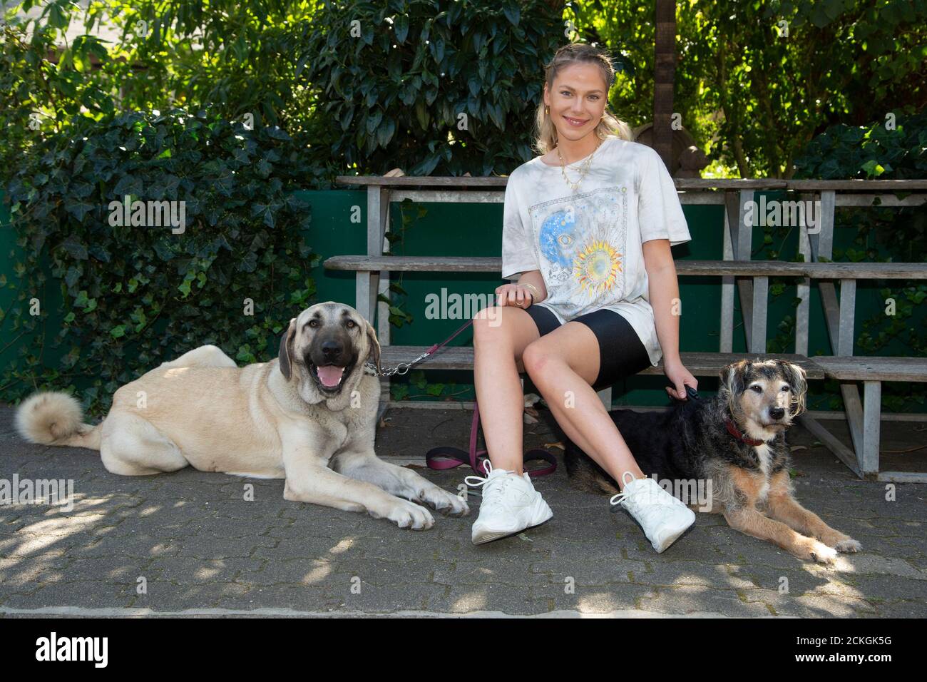 Köln, Deutschland. September 2020. Schauspielerin Cheyenne PAHDE mit dem Kangal BELLA, und dem Terrier LUPO, Schauspielerin Cheyenne PAHDE, bekannt aus der RTL-Serie, Everything that counts, hat am 15. September 2020 in Köln die Patenschaft eines älteren Hundes im Dellbruecker Tierheim übernommen. Â zur weltweiten Nutzung Quelle: dpa/Alamy Live News Stockfoto