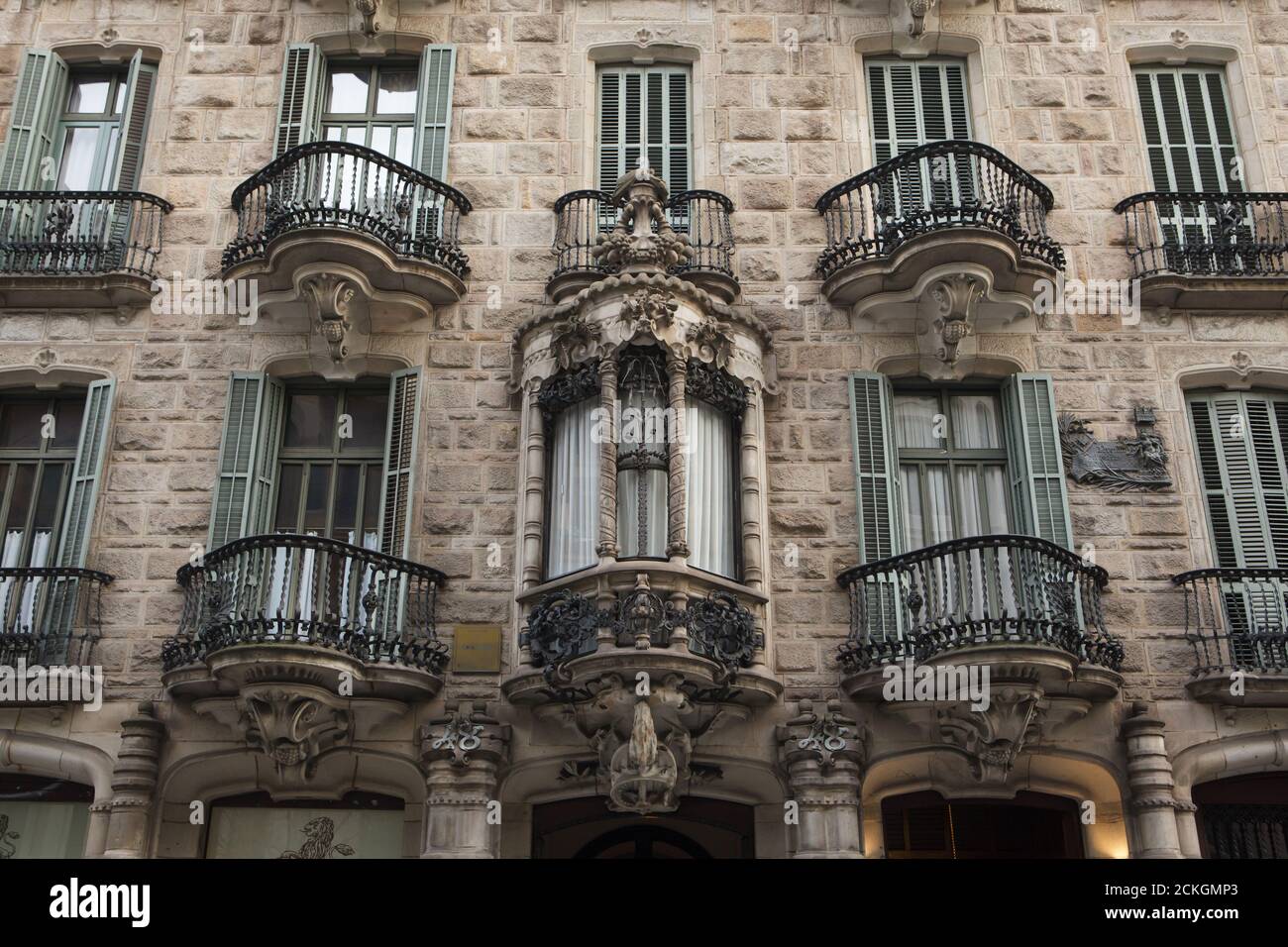 Casa Calvet entworfen vom katalanischen modernistischen Architekten Antoni Gaudí in Barcelona, Katalonien, Spanien. Das Herrenhaus im Auftrag des katalanischen Textilherstellers Pere Màrtir Calvet i Carbonell wurde zwischen 1898 und 1900 erbaut. Stockfoto
