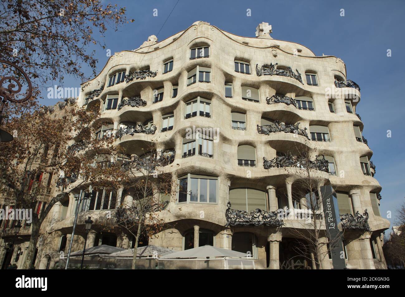 Casa Milà auch als La Pedrera bekannt, entworfen vom katalanischen modernistischen Architekten Antoni Gaudí in Barcelona, Katalonien, Spanien. Das von Pere Milà und seiner Frau Roser Segimon in Auftrag gegebene Herrenhaus wurde zwischen 1906 und 1912 erbaut. Stockfoto