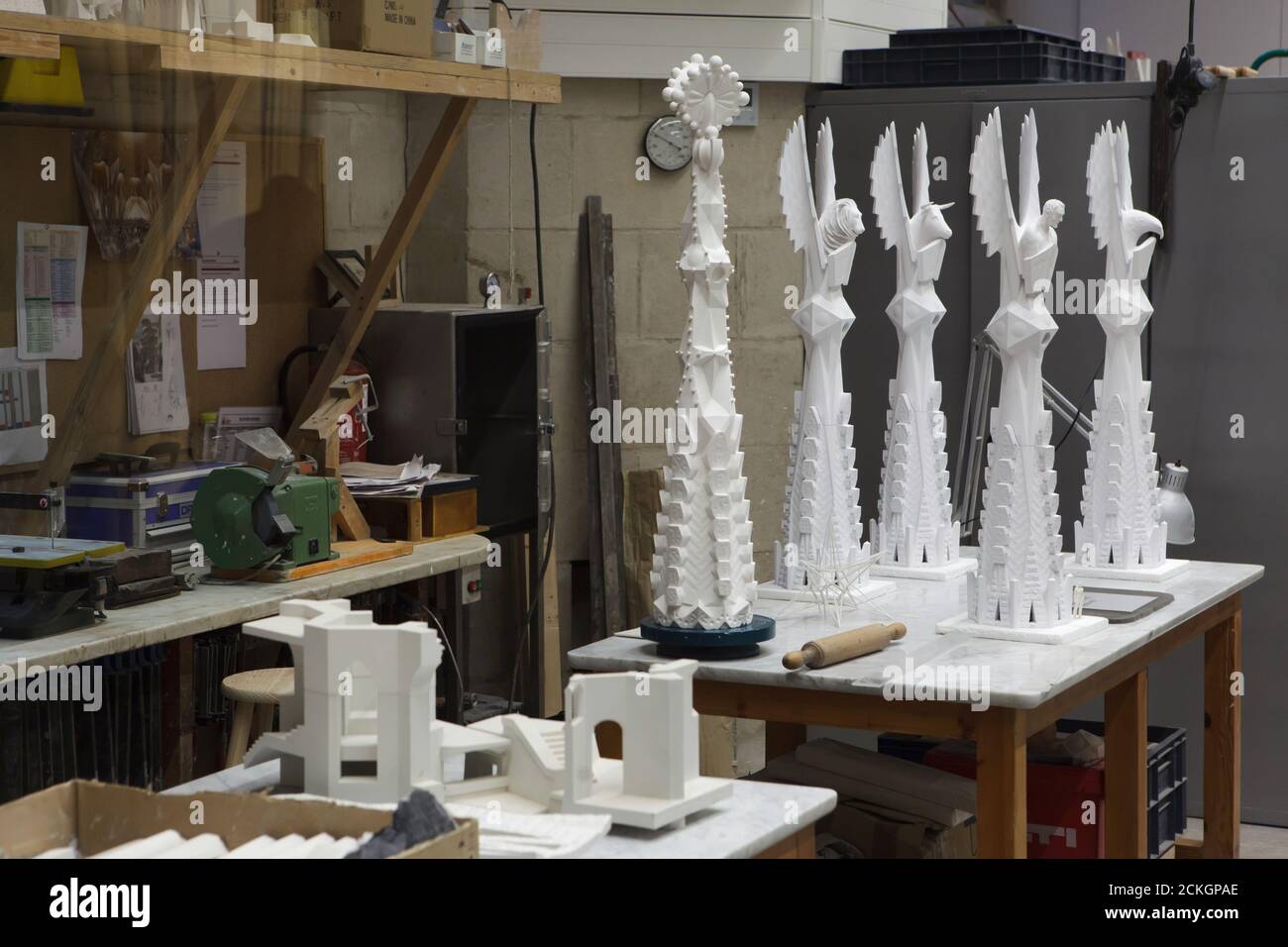 Maßstabsgezeigte Modelle von Zinnen für die Türme der Evangelisten der Sagrada Família (Basílica de la Sagrada Família) in der Modellwerkstatt unter der Sagrada Família in Barcelona, Katalonien, Spanien. Diese Figuren wurden vom spanischen Bildhauer Xavier Medina Campeny entworfen. Stockfoto