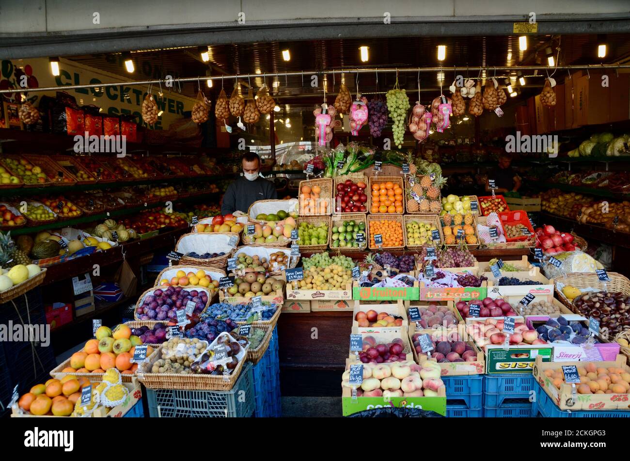 Beeindruckende Anzeige am Uhrturm Obst und Gemüse speichern in Crouch Ende Norden london england Großbritannien Stockfoto