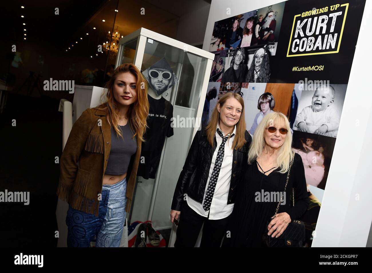 Kurt Cobain S Tochter Frances Bean Cobain Seine Schwester Kim Cobain Und Mutter Wendy O Connor Besuchen Die Eroffnung Der Ausstellung Growing Up Kurt Mit Personlichen Gegenstanden Des Nirvana Frontmanns Kurt Cobain Im Museum Of