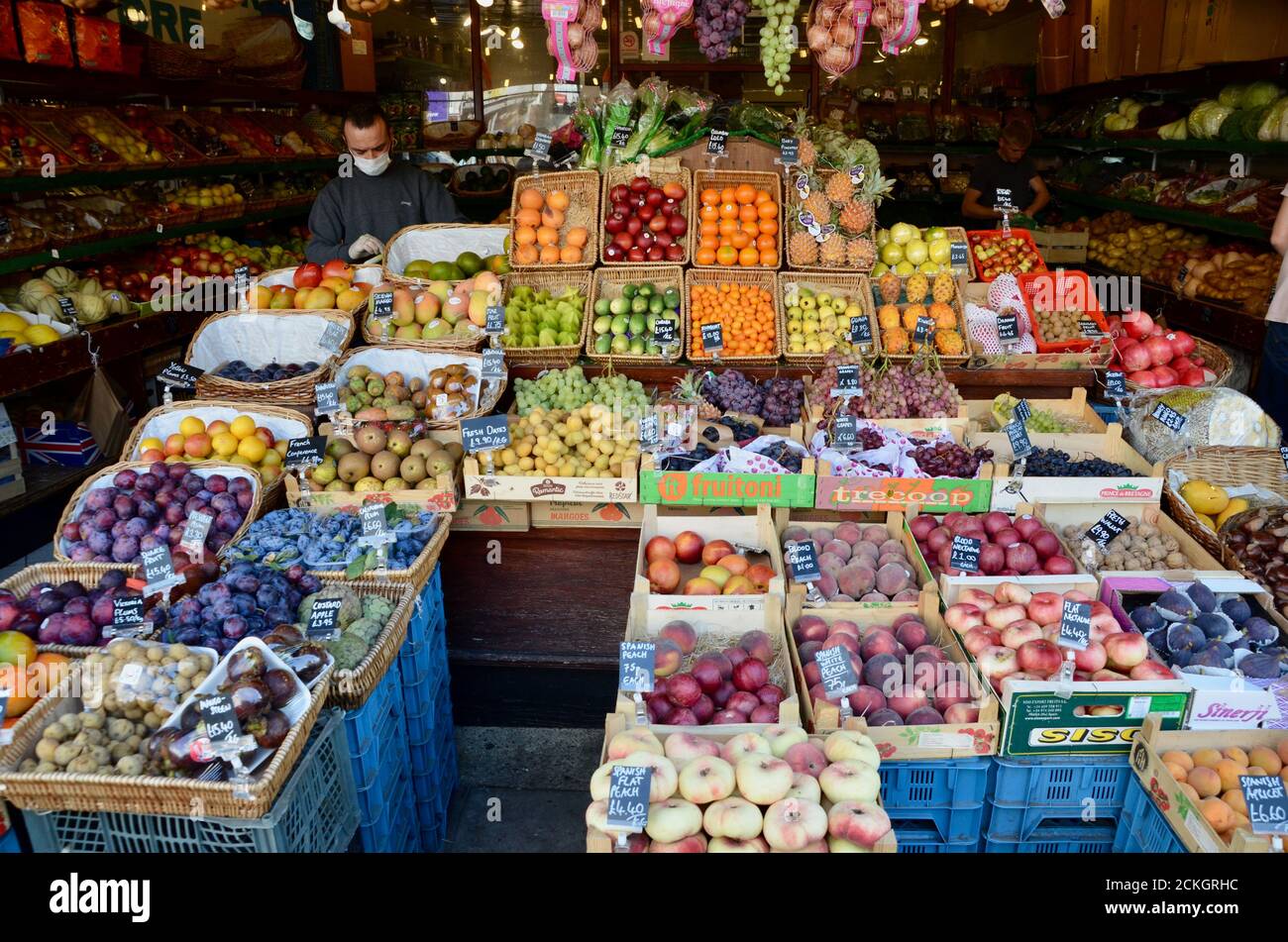 Beeindruckende Anzeige am Uhrturm Obst und Gemüse speichern in Crouch Ende Norden london england Großbritannien Stockfoto