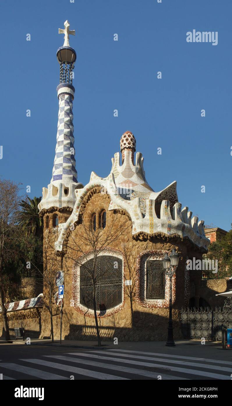 Wachhaus (Casa del Guarda) im Park Güell entworfen von katalanischen modernistischen Architekten Antoni Gaudí und zwischen 1900 und 1914 in Barcelona, Katalonien, Spanien gebaut. Stockfoto