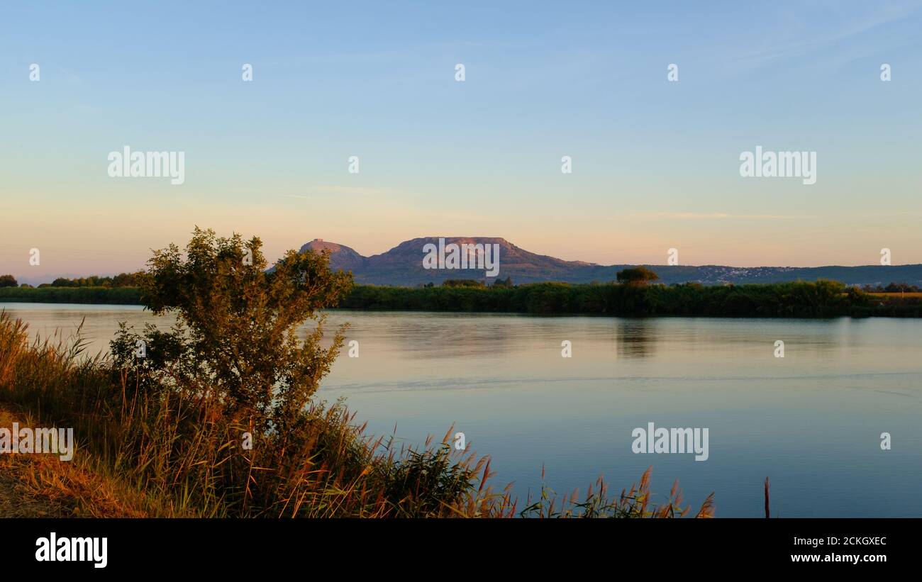 Schlichte Berglandschaft in Montgri Katalonien am Ende von Ter River Landschaft bei Sonnenaufgang Stockfoto