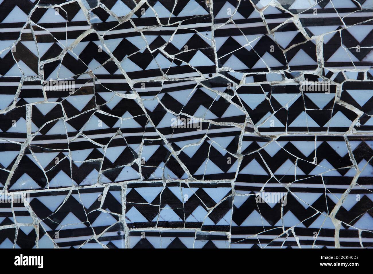 Trencadís Mosaikwand auf der Haupttreppe im Park Güell entworfen von katalanischen modernistischen Architekten Antoni Gaudí und zwischen 1900 und 1914 in Barcelona, Katalonien, Spanien gebaut. Stockfoto