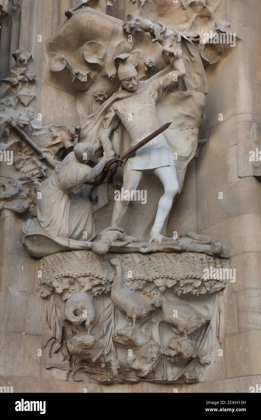 Massaker der Unschuldigen an der Krippenfassade der Sagrada Família (Basílica de la Sagrada Família), entworfen vom katalanischen modernistischen Architekten Antoni Gaudí in Barcelona, Katalonien, Spanien. Die Weihnachtsfassade wurde von Antoni Gaudí selbst entworfen und zwischen 1894 und 1930 gebaut. Die Statuen wurden vom katalanischen Bildhauer Llorenç Matamala i Piñol geschnitzt. Stockfoto