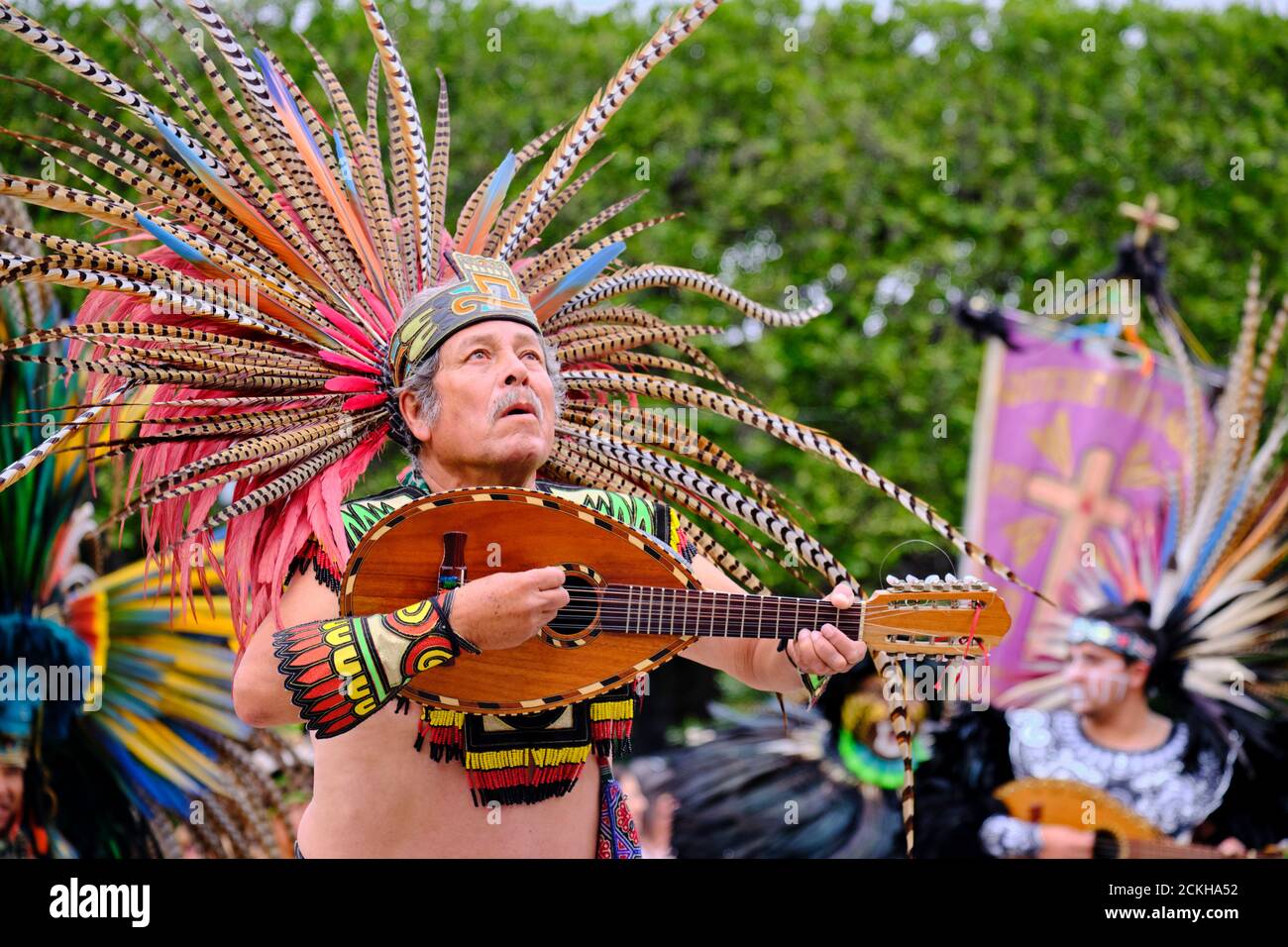 San Miguel de Allende, Mexiko .Portrait des Mannes concha Musiker während des Senor de la Conquista Festivals in prähispanischer Tracht Stockfoto