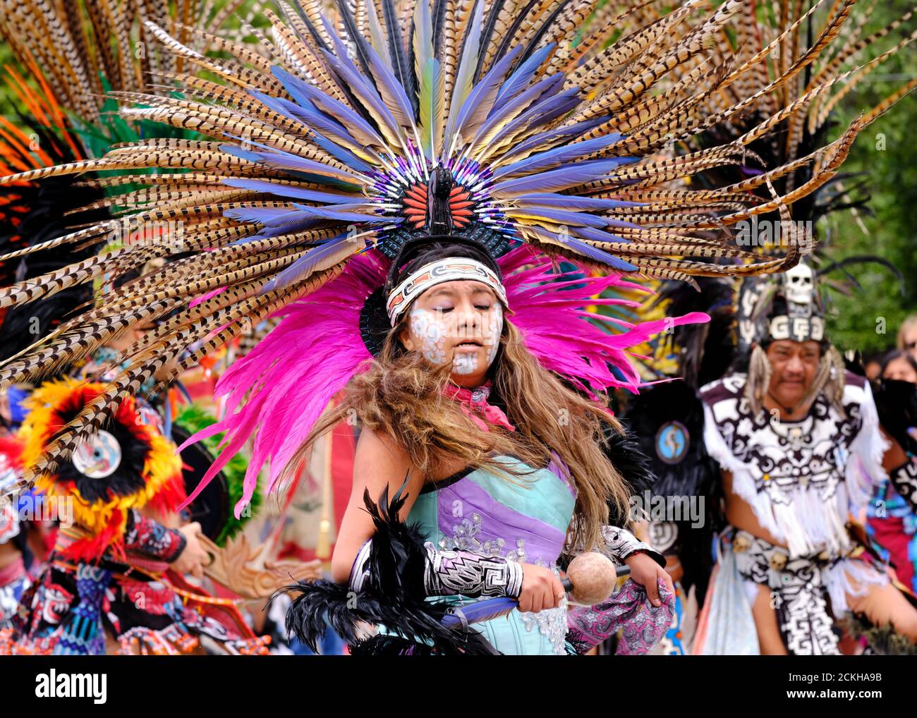 San Miguel de Allende, Mexiko. Portrait junger Tänzerin während des Senor de la Conquista Festivals in pre-hispanischer Tracht Stockfoto