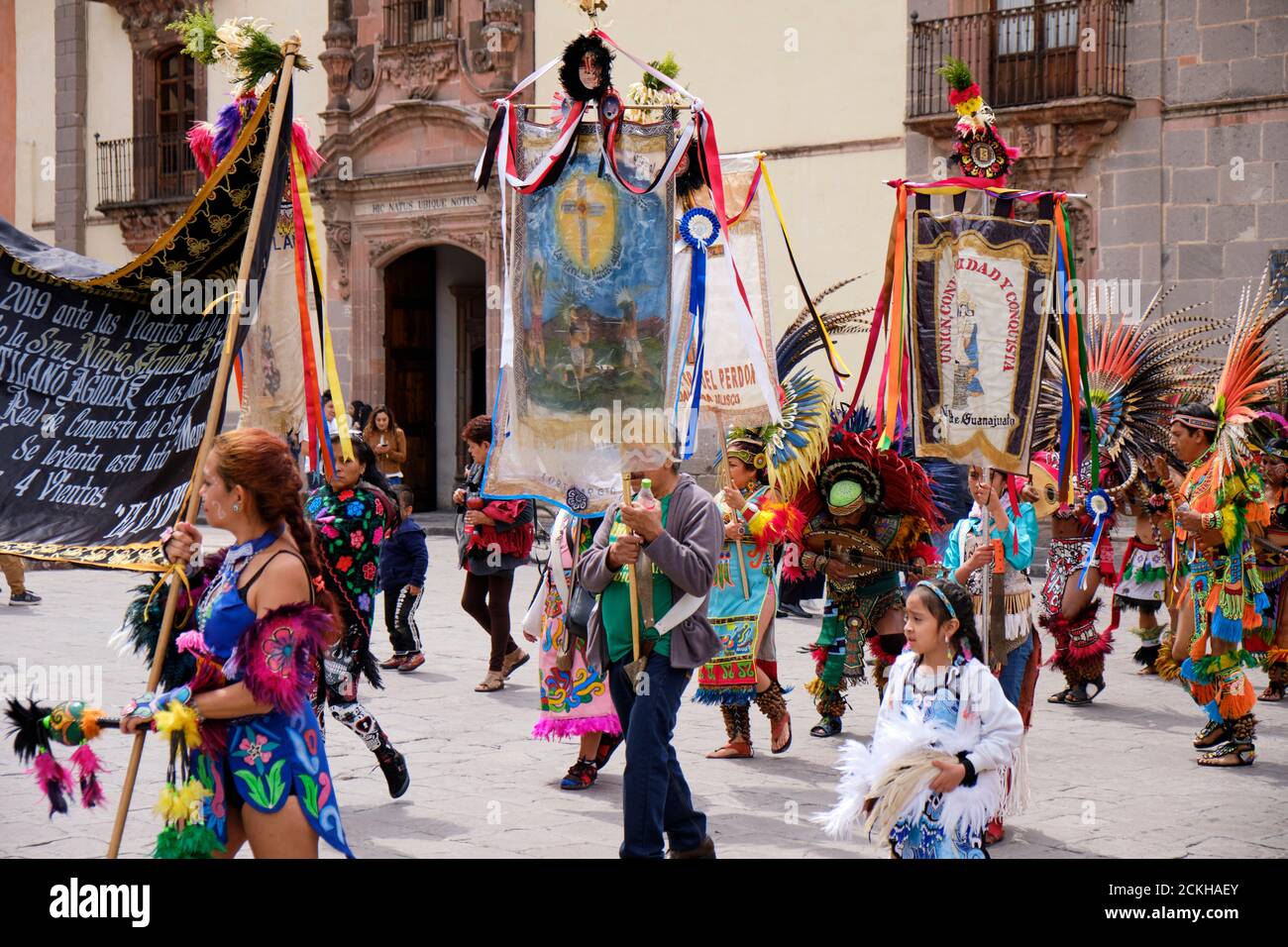 San Miguel de Allende, Mexiko .Prozession mit Transparenten während des Senor de la Conquista Festivals in prähispanischer Tracht Stockfoto