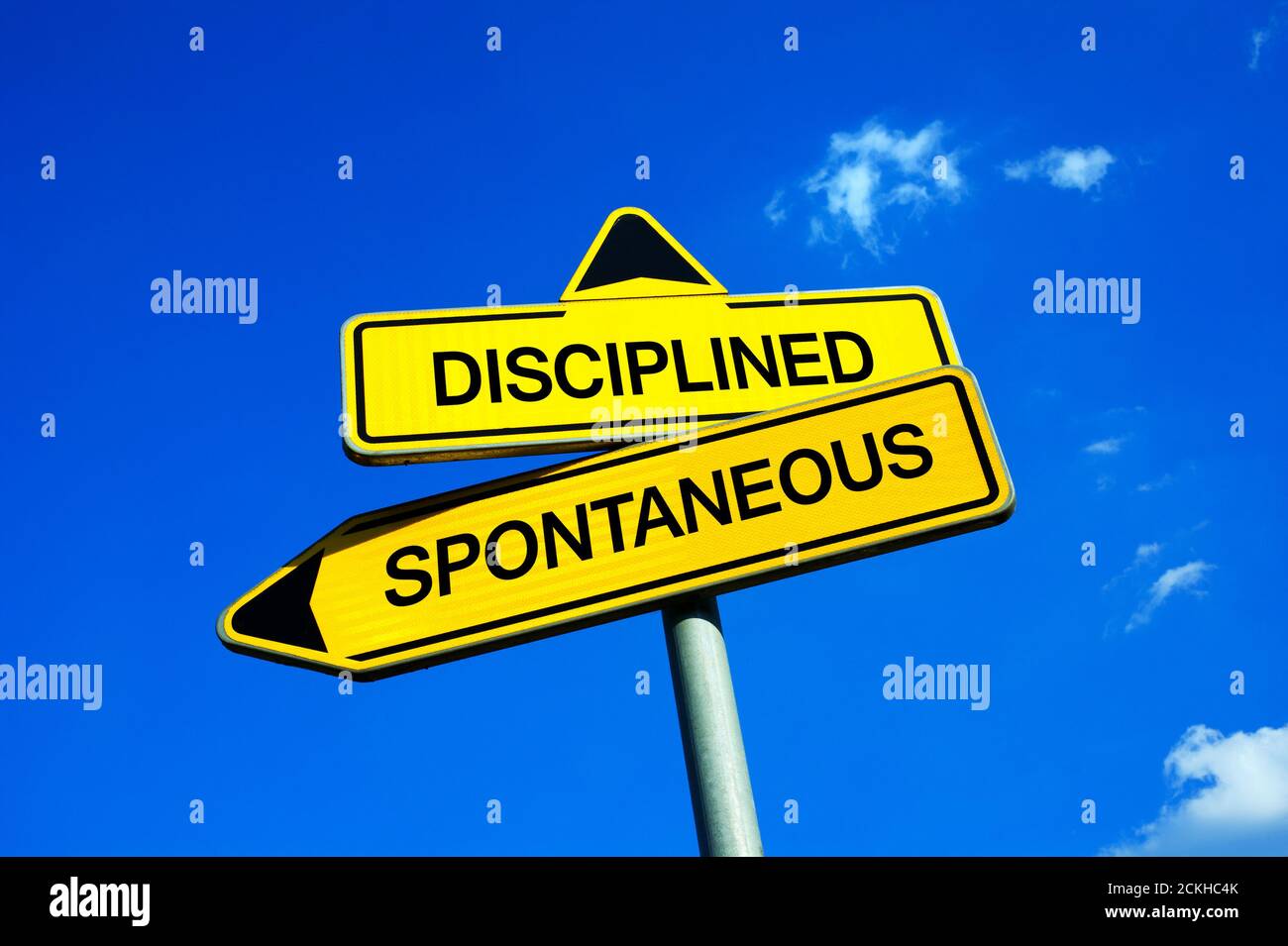 Diszipliniert vs spontan - Verkehrszeichen mit zwei Optionen - sein, ernst, rational, starr und String oder sorglos, impulsiv und einfach Stockfoto