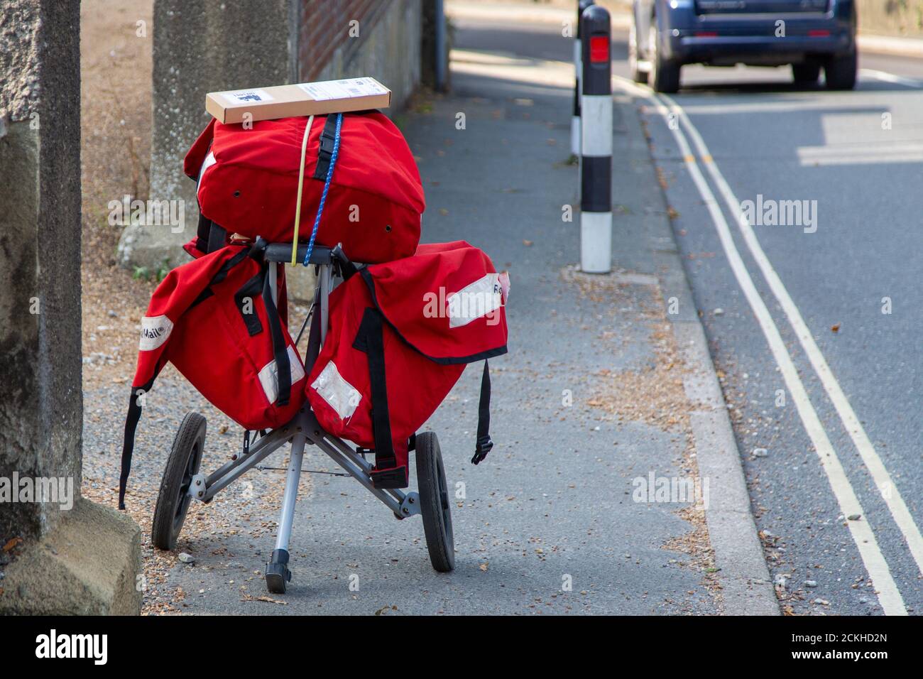 Ein Royal Mail Postman's Bag Trolley auf der Seite einer Straße, zum Tragen von Post verwendet Stockfoto