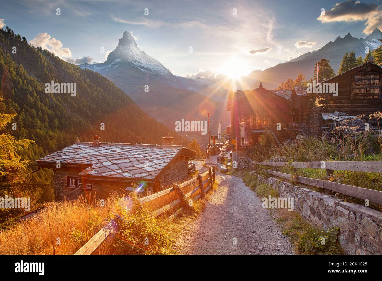 Schweizer Alpen. Landschaftsbild der Schweizer Alpen mit dem Matterhorn bei schönem Herbstuntergang. Stockfoto