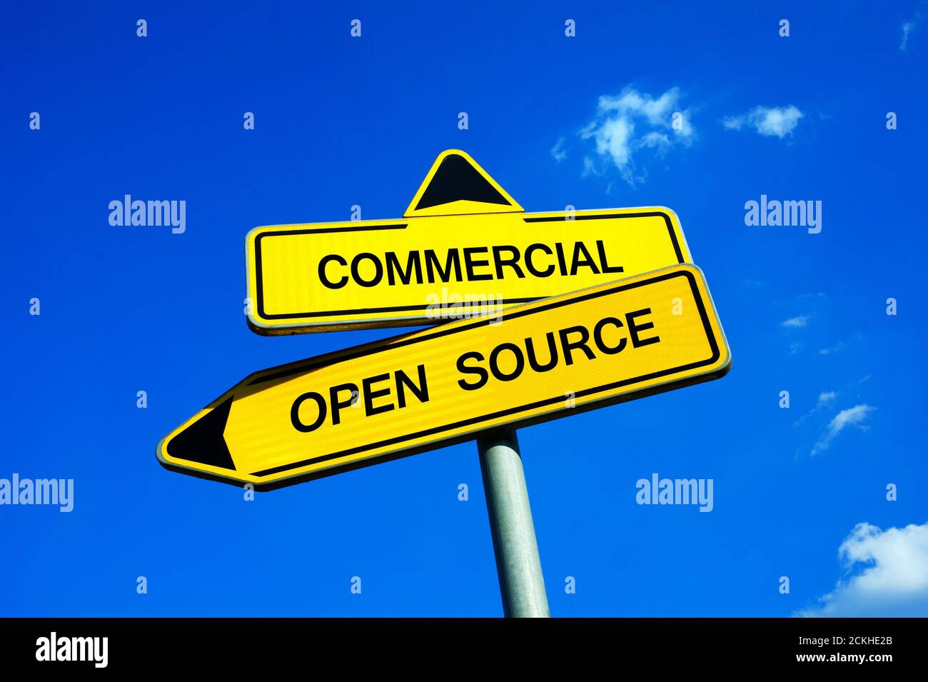 Commercial vs Open Source - Verkehrszeichen mit zwei Optionen - lizenzierte Software durch Copyright geschützt vs freie Programme entwickelt Und von prograa geteilt Stockfoto