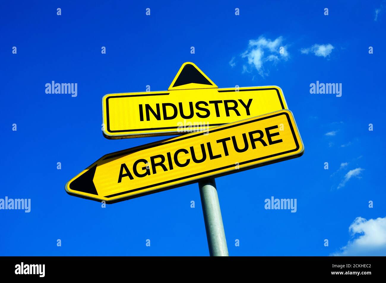 Industrie vs Landwirtschaft - Verkehrszeichen mit zwei Optionen - Entscheidung zwischen den Sektoren der Produktion. Fragen der Wirtschaft, Modernisierung und Entwicklung Stockfoto