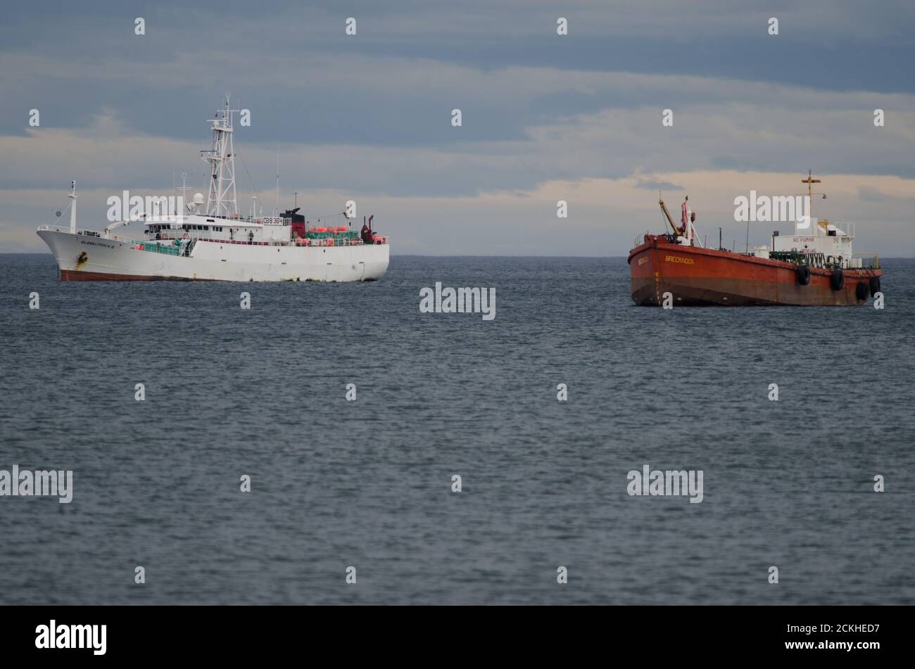 Provinz Magellanes. Magallanes und die chilenische Antarktis. Chile. 3. Februar 2012: Schiffe an der Küste von Punta Arenas. Stockfoto