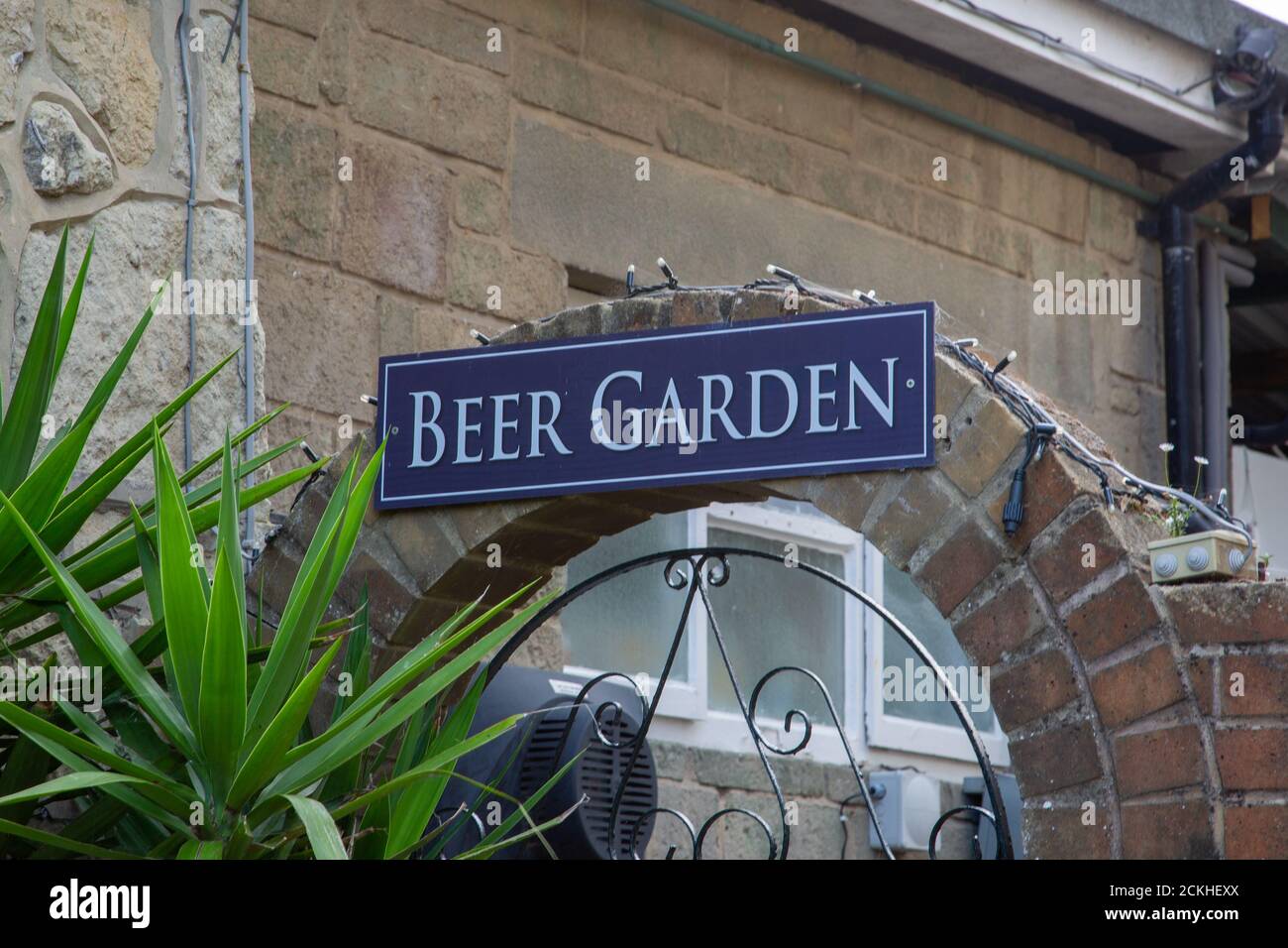 Ein Schild am Eingang zu einer Kneipe, auf dem steht Biergarten Stockfoto