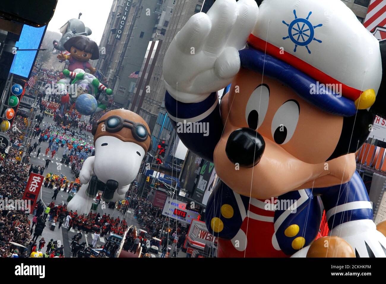 Ballons von Comic-Figuren machen ihren Weg nach unten Seventh Ave., während der 83. Macy's Thanksgiving Day Parade in New York 26. November 2009. REUTERS/Brendan McDermid (UNITED STATES Unterhaltung SOCIETY) Stockfoto