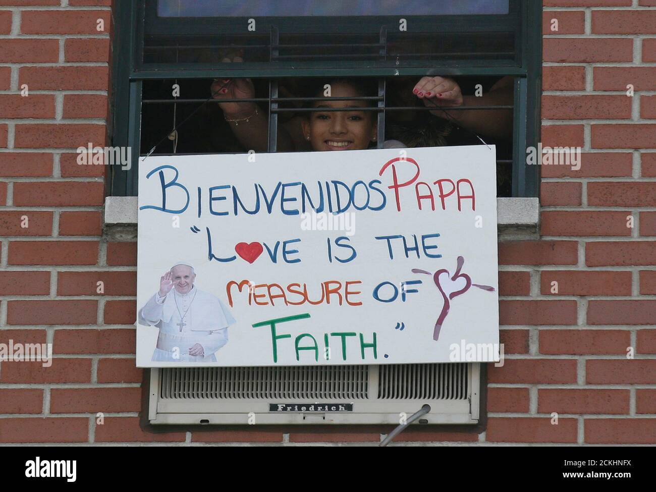 Die Bewohner erwarten die Ankunft von Papst Franziskus für eine Tour in der Our Lady Queen of Angels School in East Harlem in New York, 25. September 2015. REUTERS/Brendan McDermid Stockfoto
