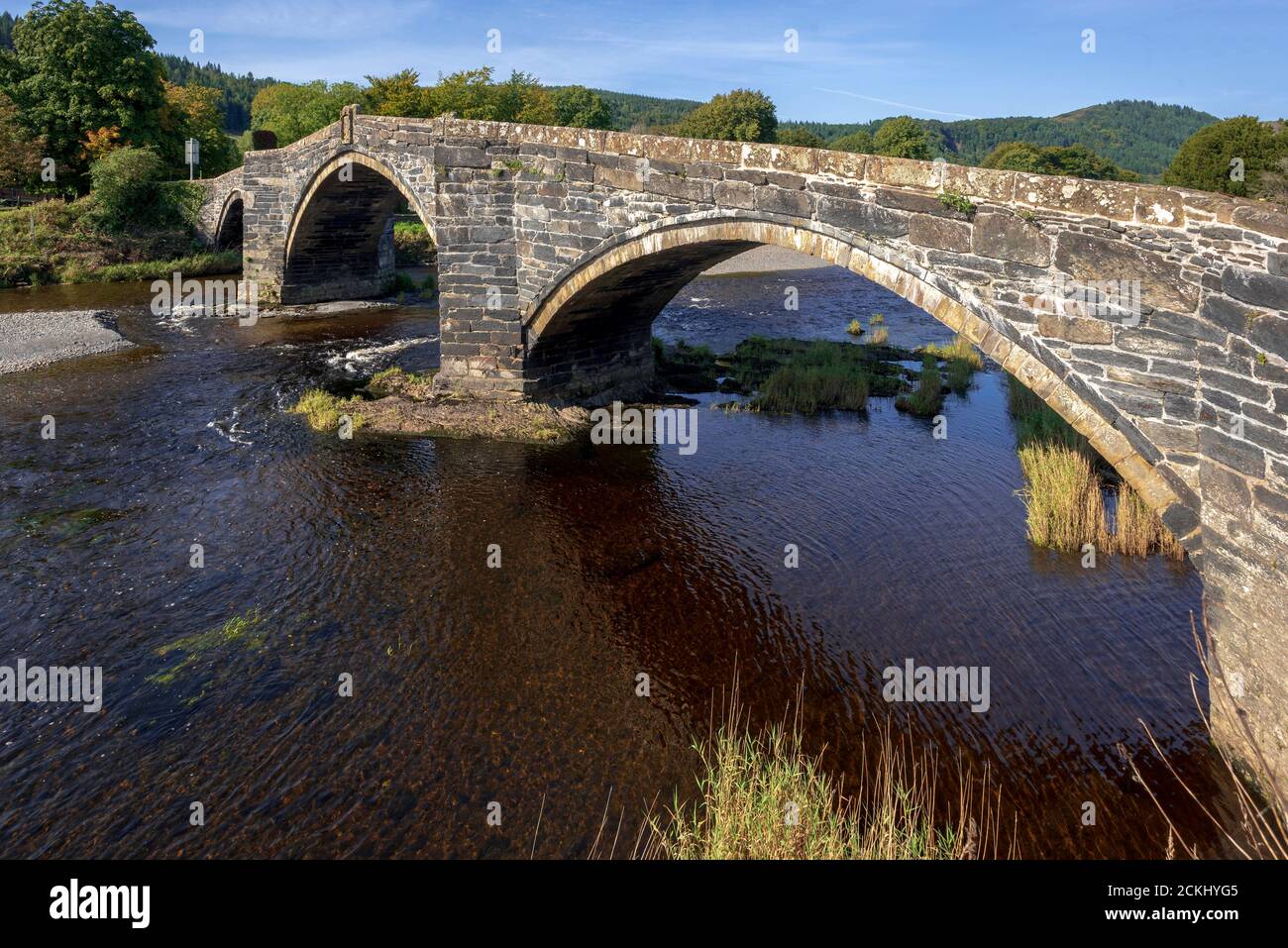 Die denkmalgeschützte Pont Fawr aus dem 17. Jahrhundert, eine schmale, dreigewölbte Steinbrücke über den Fluss Conwy in Llanrwst Stockfoto