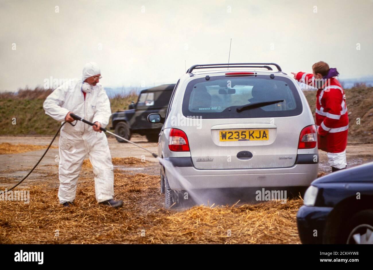 Verwendung von Desinfektionsmittel zur Verhinderung der Übertragung während des MKS-Ausbruchs 2001 in Cumbria, Großbritannien. Stockfoto