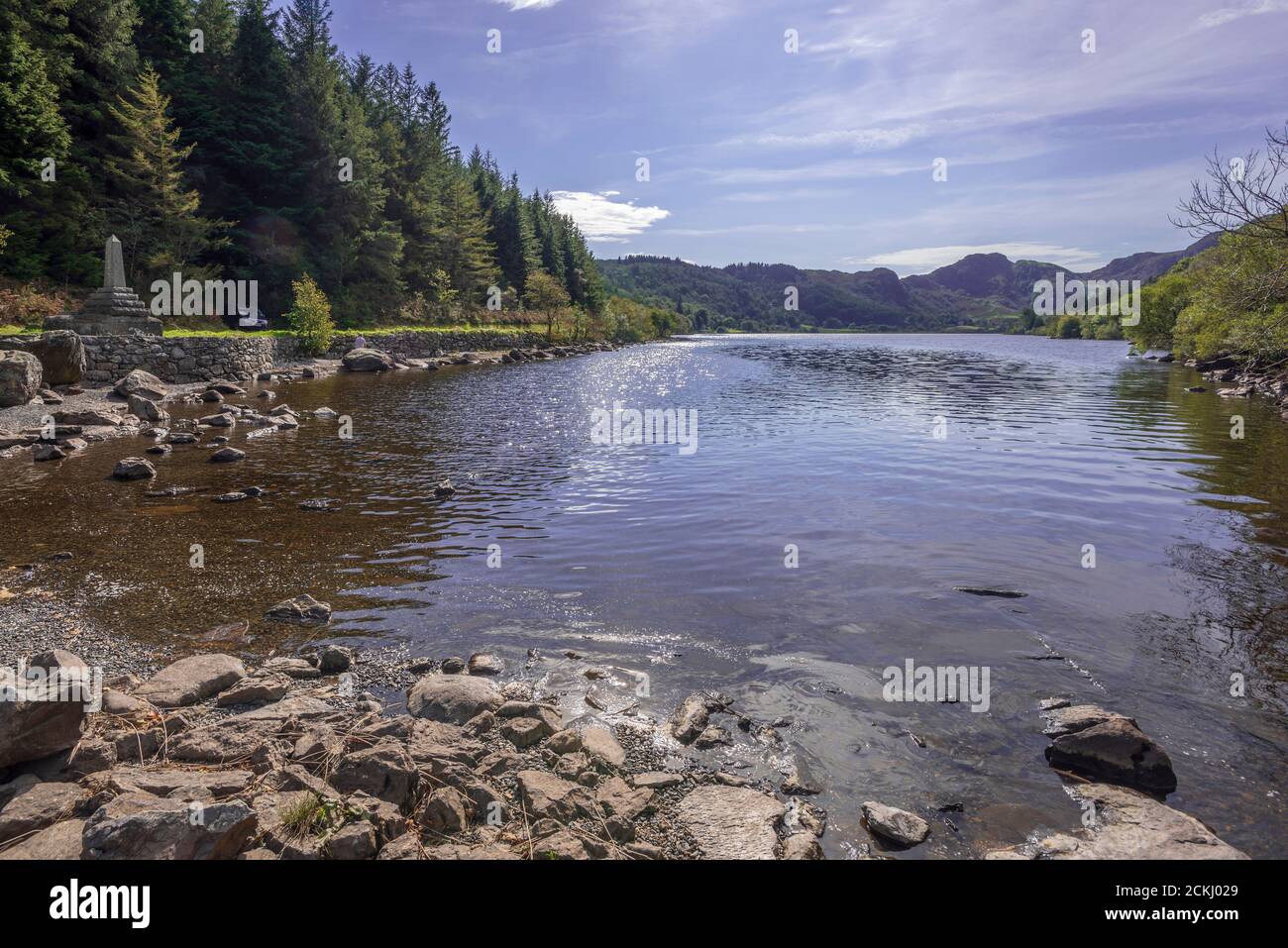 Denkmal Obelisk, um das Geschenk des Llyn Crafnant See, an die Stadt Llanrwst, Snowdonia zu markieren. Stockfoto