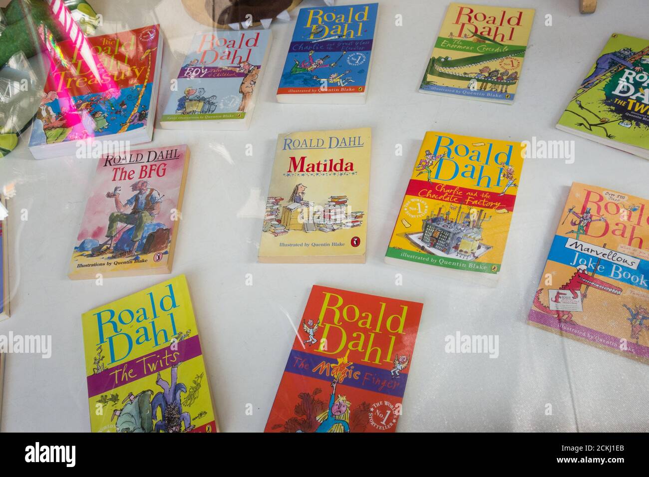 Roald Dahl Buchumschläge in einem Wohltätigkeitsgeschäft, London, Großbritannien Stockfoto