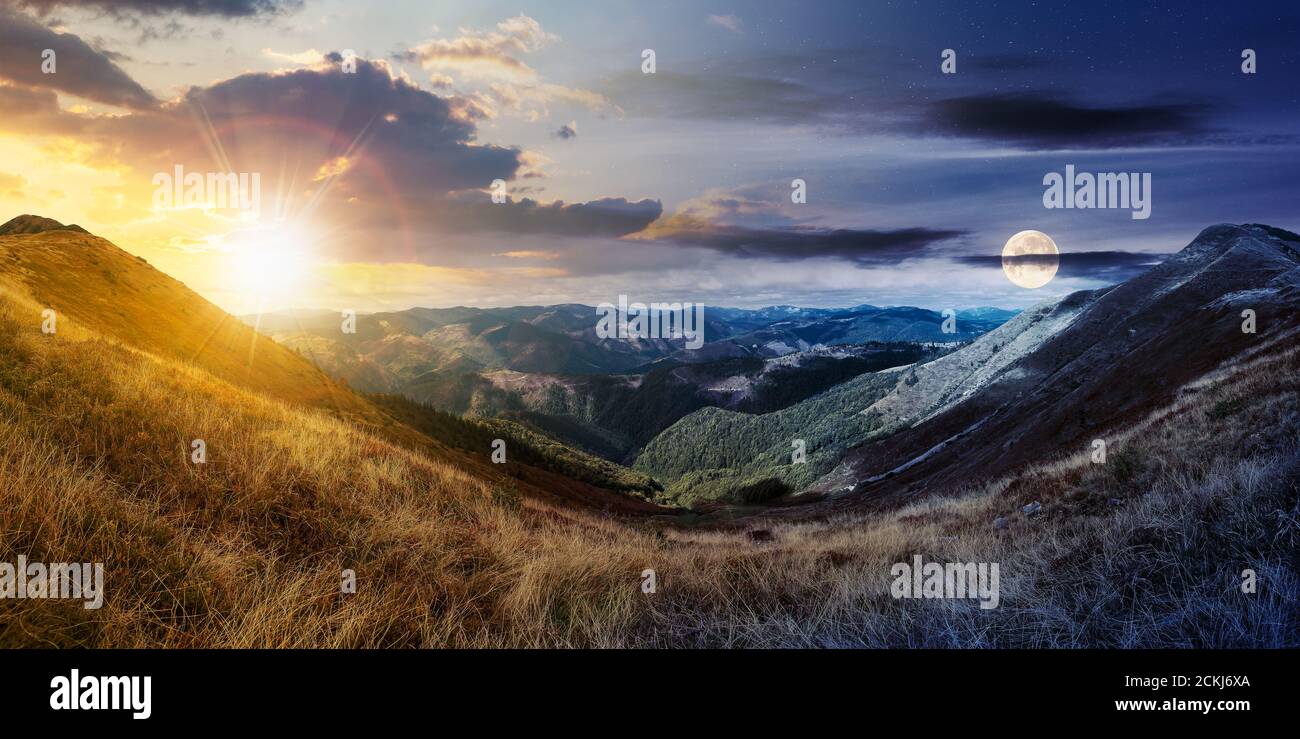 Tag und Nacht ändern Konzept über Berglandschaft im Herbst. Trockenes buntes Gras auf den Hügeln. Grat hinter dem fernen Tal mit Sonne und Mo Stockfoto