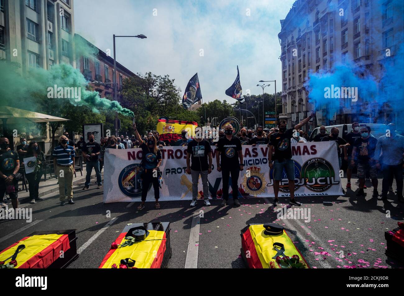 Madrid, Spanien. September 2020. Polizei- und Zivilschutzgewerkschaft Jusapol protestiert vor dem spanischen Parlament. Polizei und Zivilschutz versammelten sich, um gegen die Erklärungen des Präsidenten der Regierung, Pedro Sanchez, zu protestieren, in denen er letzte Woche den Selbstmord des ETA-Terroristen Igor Gonzalez bedauerte. Quelle: Marcos del Mazo/Alamy Live News Stockfoto