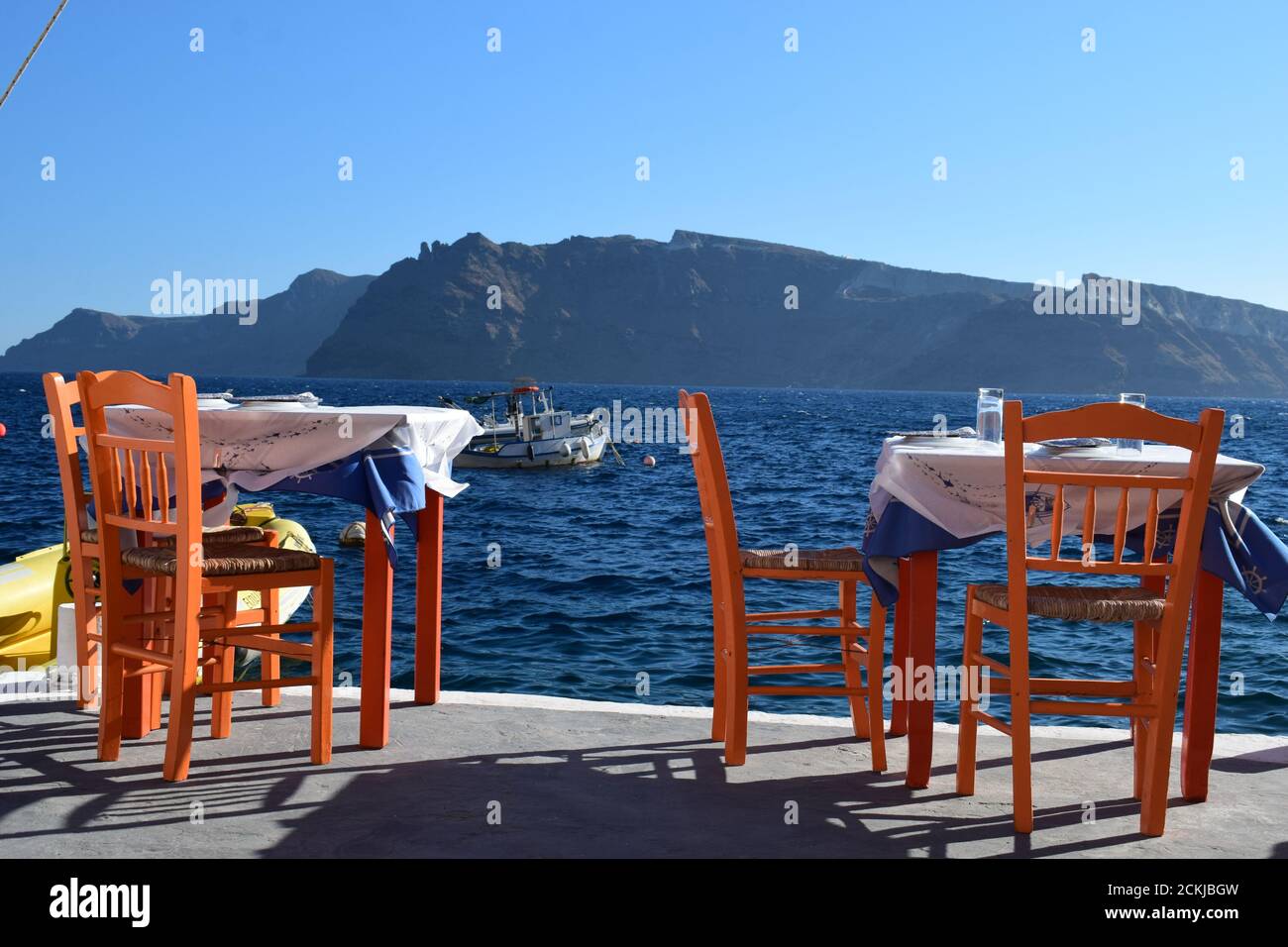 Waterfront Restaurant auf Santorini Stockfoto