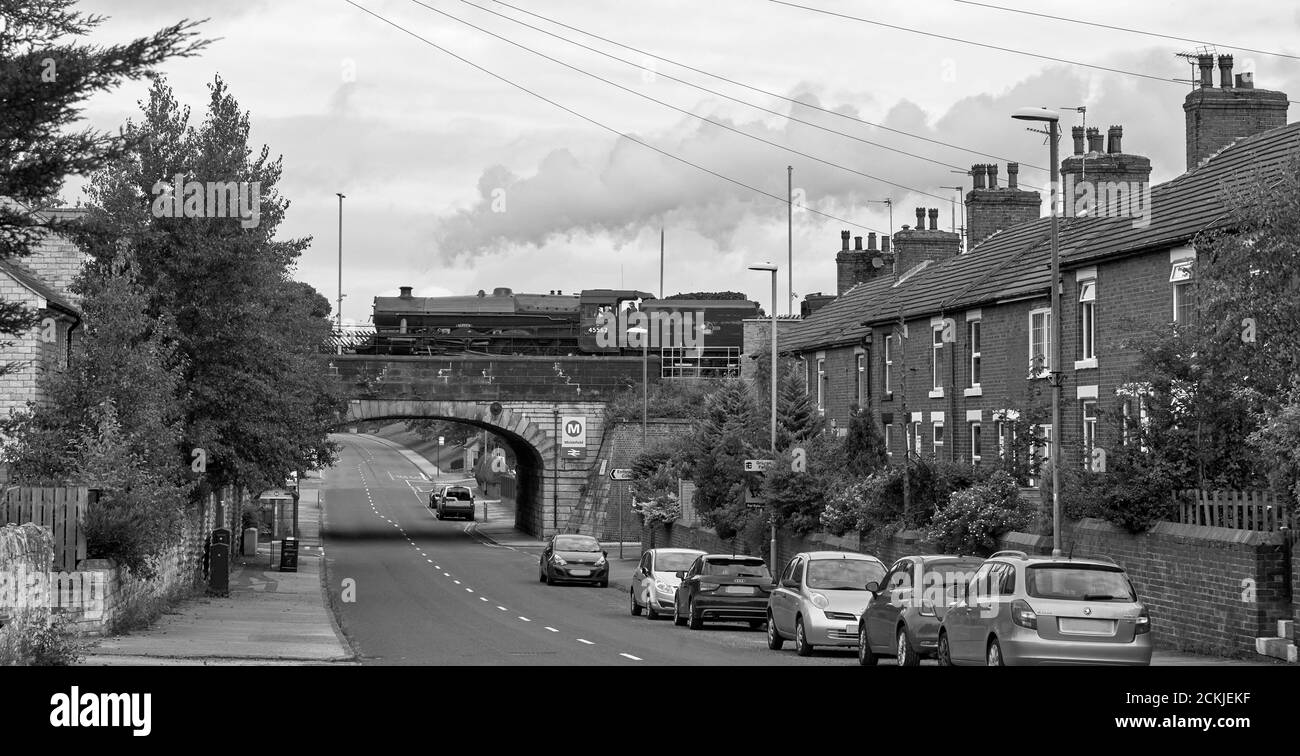 Dampfzug über die Hauptstraße über Eisenbahnbrücke, Micklefield, West Yorkshire, Nordengland Großbritannien Stockfoto