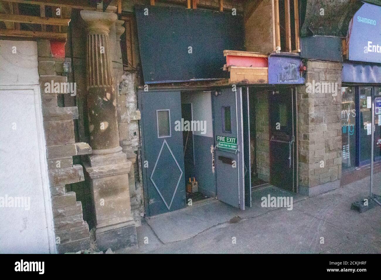 Theater Alhambra, Morecambe, Lancashire, Vereinigtes Königreich16. September 2020 Arbeiten am Eingang des Carlton Night Club in Morecambe hat Steinsäulen enthüllt, die seit über fünfzig Jahren versteckt sind. Hinter Steinblockarbeiten ist nun geplant, den Eingang zum Carlton, der ursprünglich die Alhambra Music Hall war, wieder aufzubauen Eröffnet im Jahr 1901 und überwehte ein verschlingendes Feuer in den 1970er Jahren Kredit: PN News/Alamy Live News Stockfoto