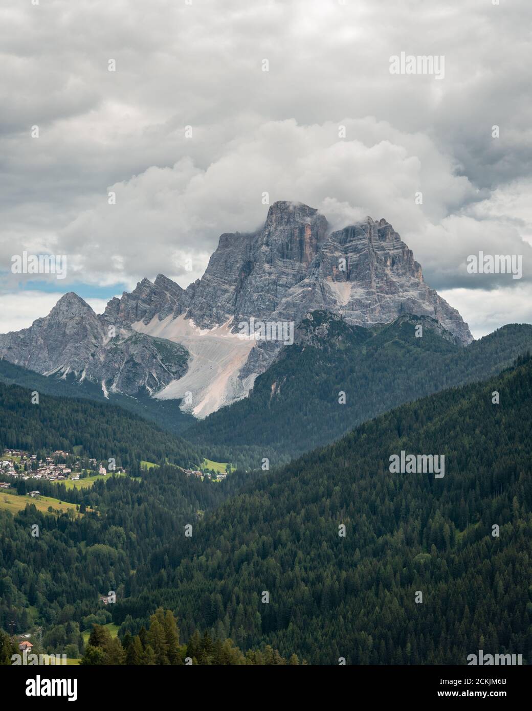 Blick auf Mout Pelmo vom Colle Santa Lucia in den Dolomiten, Italien Stockfoto