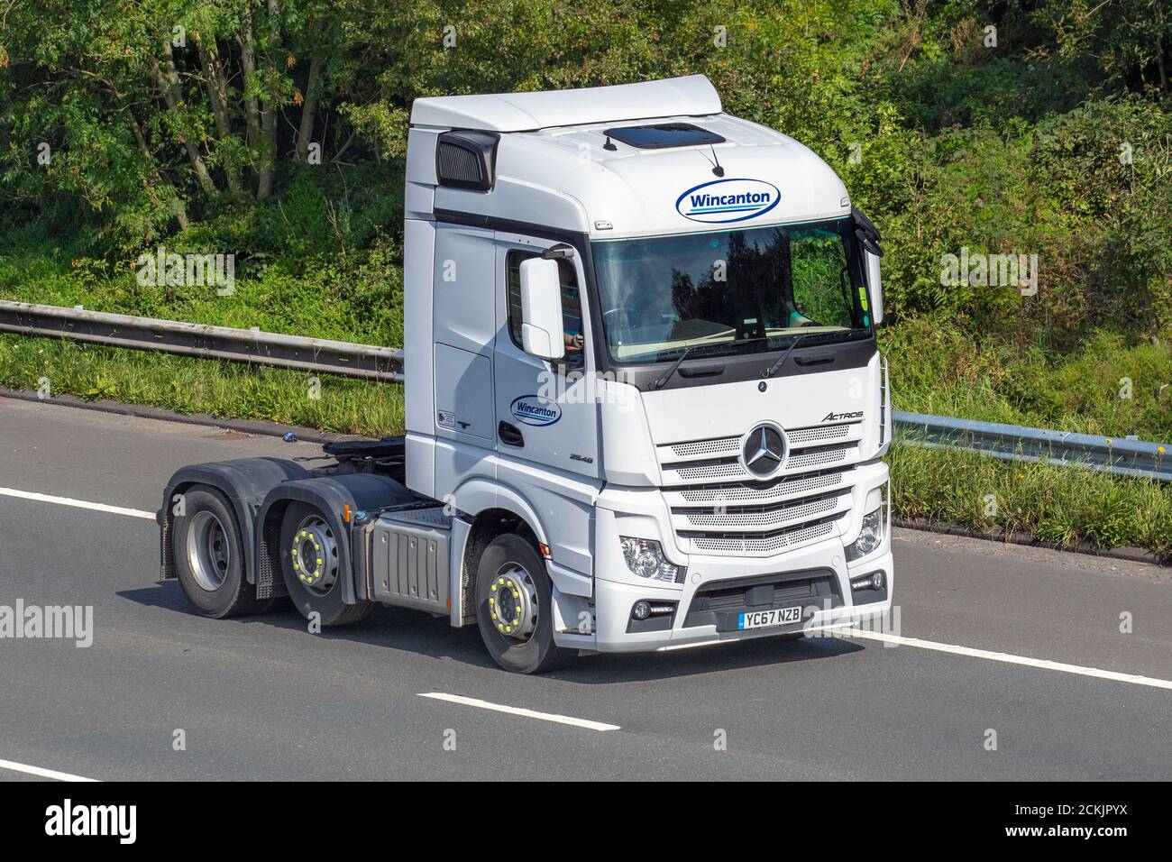 White Wincanton Speditions Delivery Trucks, LKW, Transport, LKW, Frachtführer, Mercedes Benz Actros Vehicle, European Commercial Transport industry LKW, M6 in Manchester, UK Stockfoto