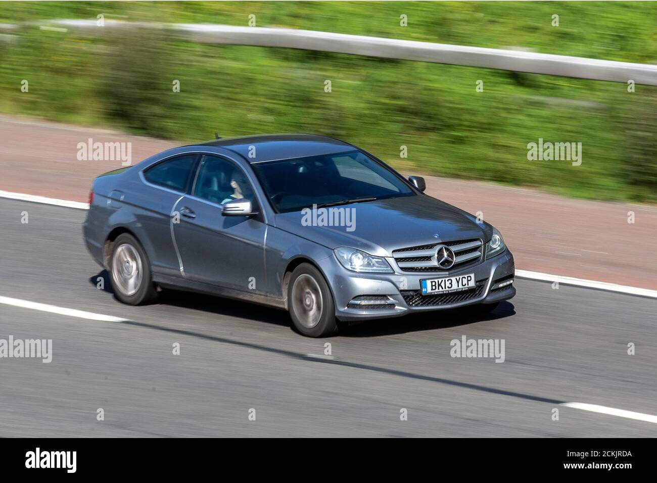 2013 SILBER Mercedes-Benz C220 Executive SE CDI BLU; Fahrzeuge, die Fahrzeuge bewegen, Fahrzeuge, die Fahrzeuge auf britischen Straßen fahren, Motoren, Fahrzeuge, die auf dem Autobahnnetz der Autobahn M6 fahren. Stockfoto