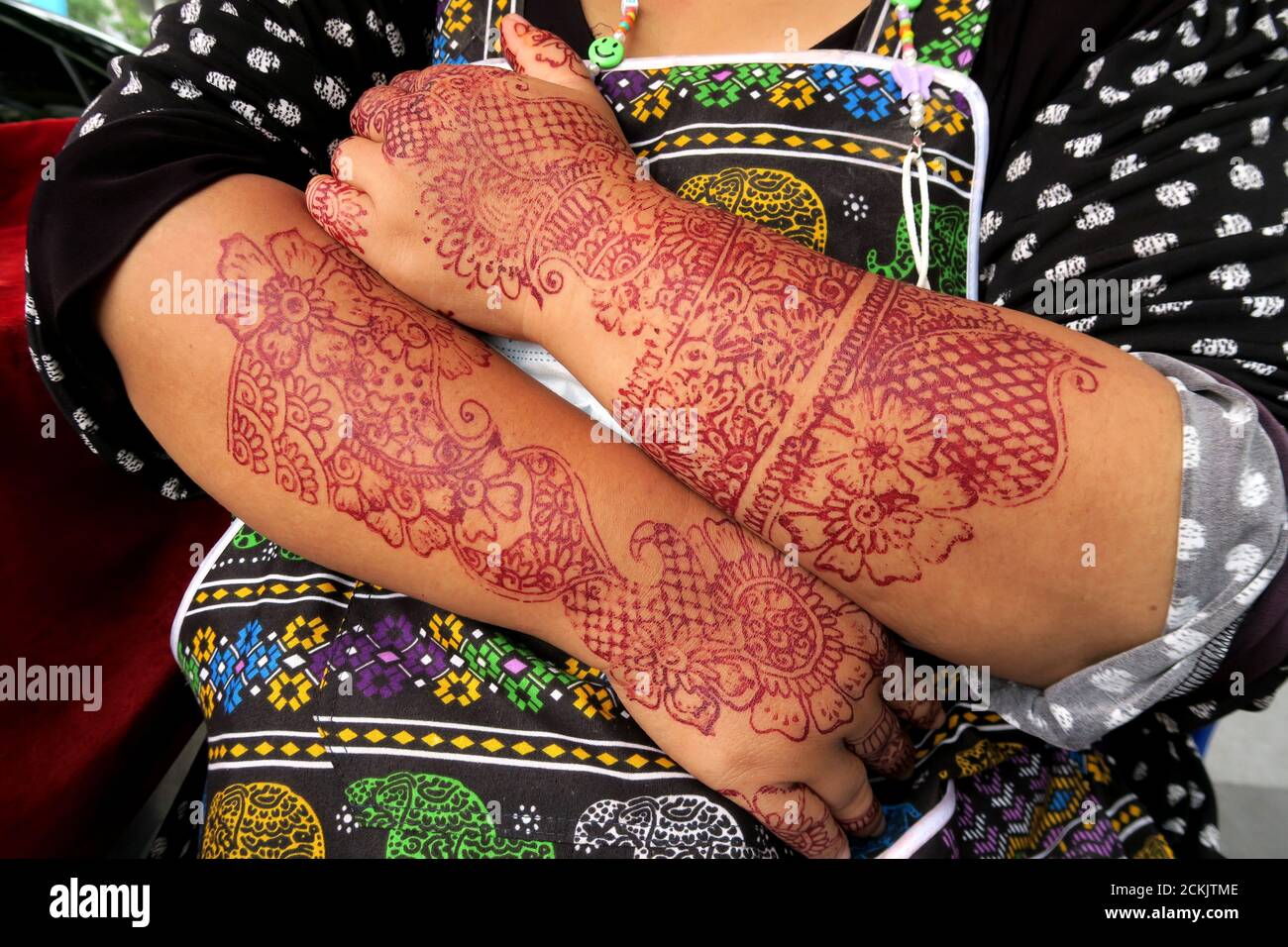 Thailänderin in Bangkok mit Henna-Tattoos Stockfoto