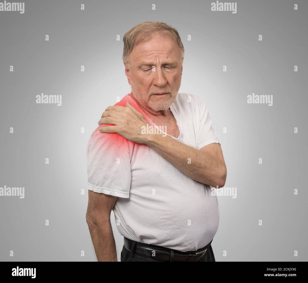 Älterer Mann mit Schmerzen in der Schulter Stockfoto