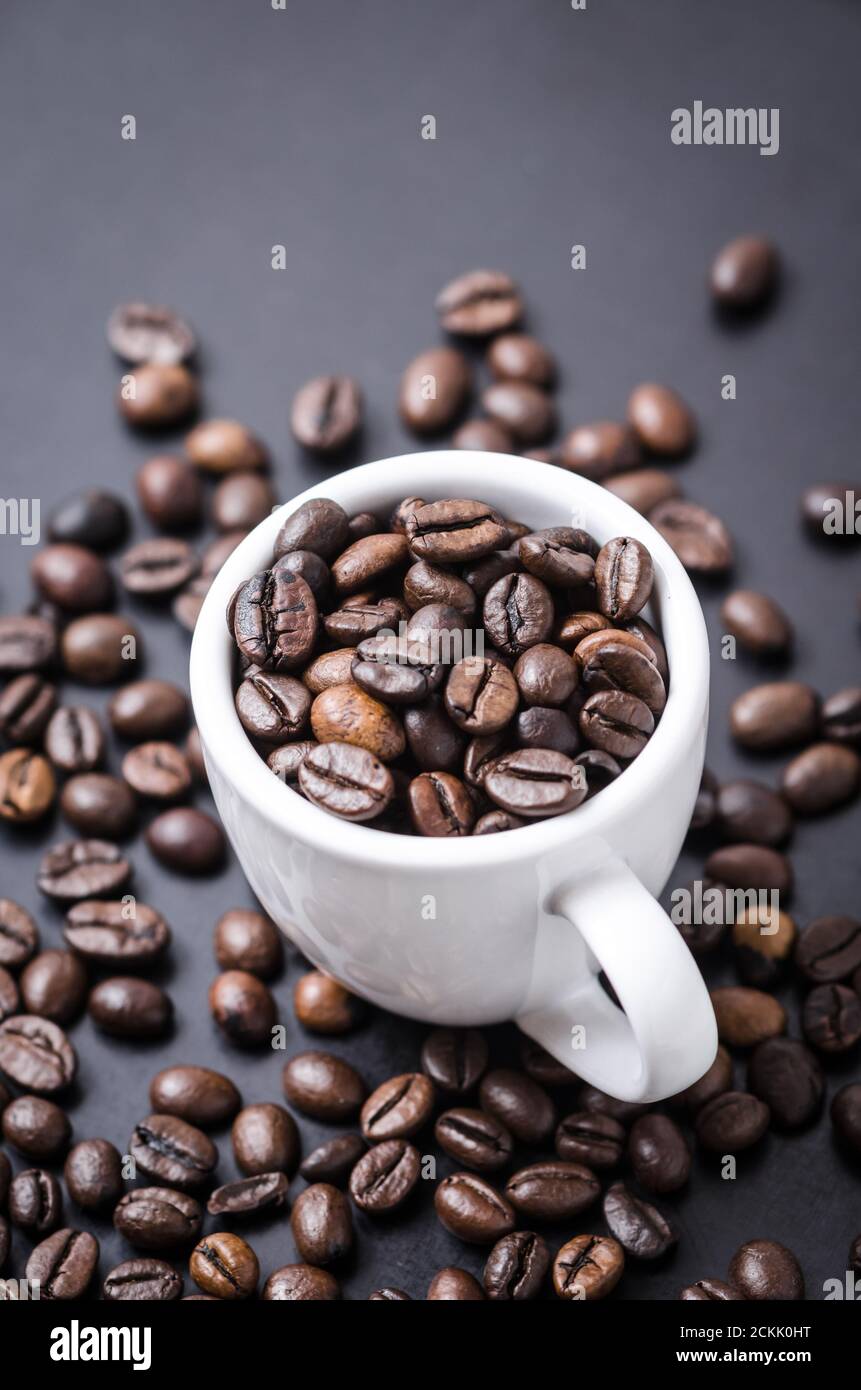 Kaffeebohnen mit Tasse auf dunklem Hintergrund, Nahaufnahme Stillleben, flach legen, Innen-Studio, Ich liebe, wie, Kaffee Koffein Konzept Stockfoto