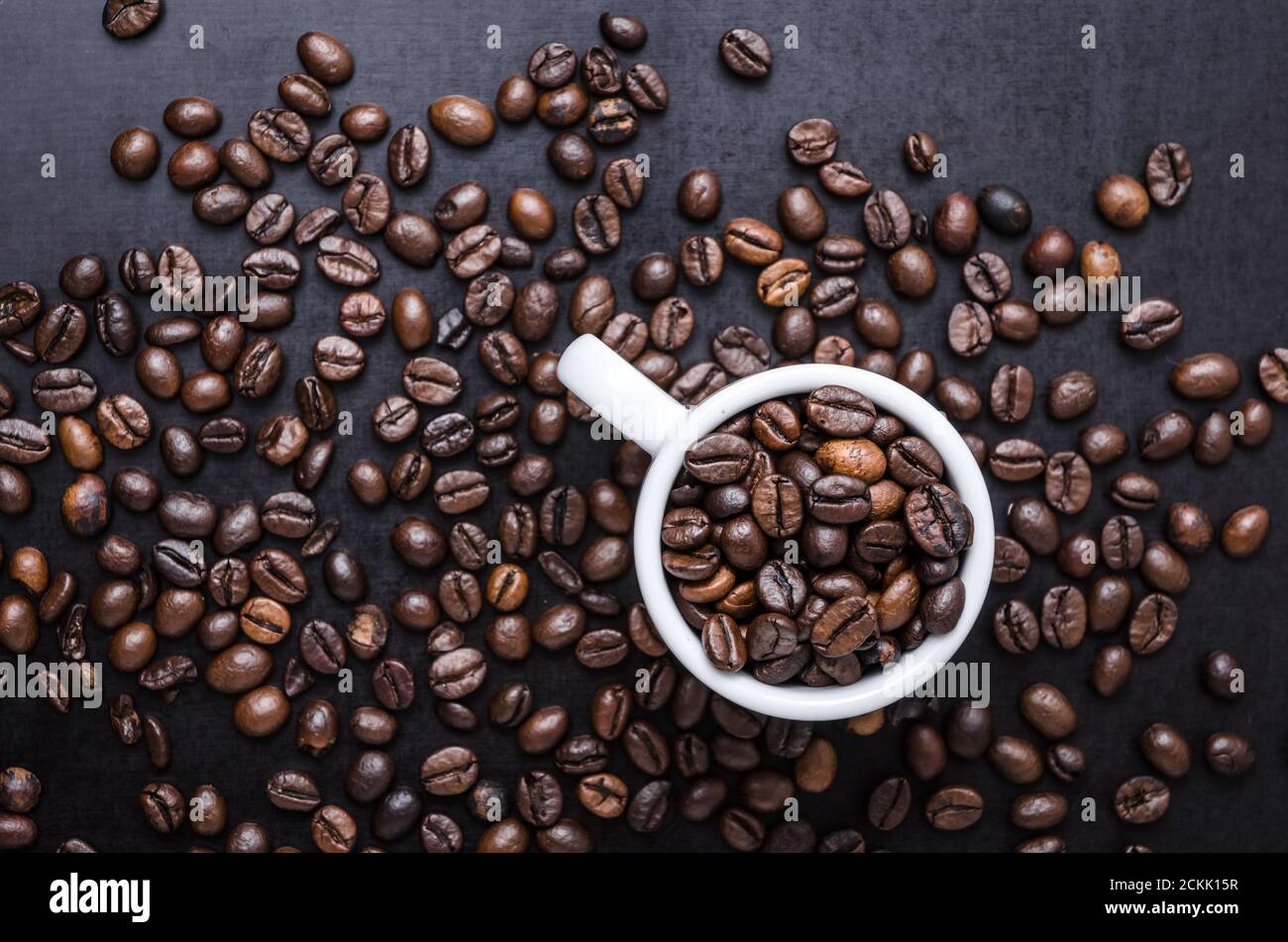 Kaffeebohnen mit Tasse auf dunklem Hintergrund, Nahaufnahme Stillleben, flach legen, Innen-Studio, Ich liebe, wie, Kaffee Koffein Konzept Stockfoto