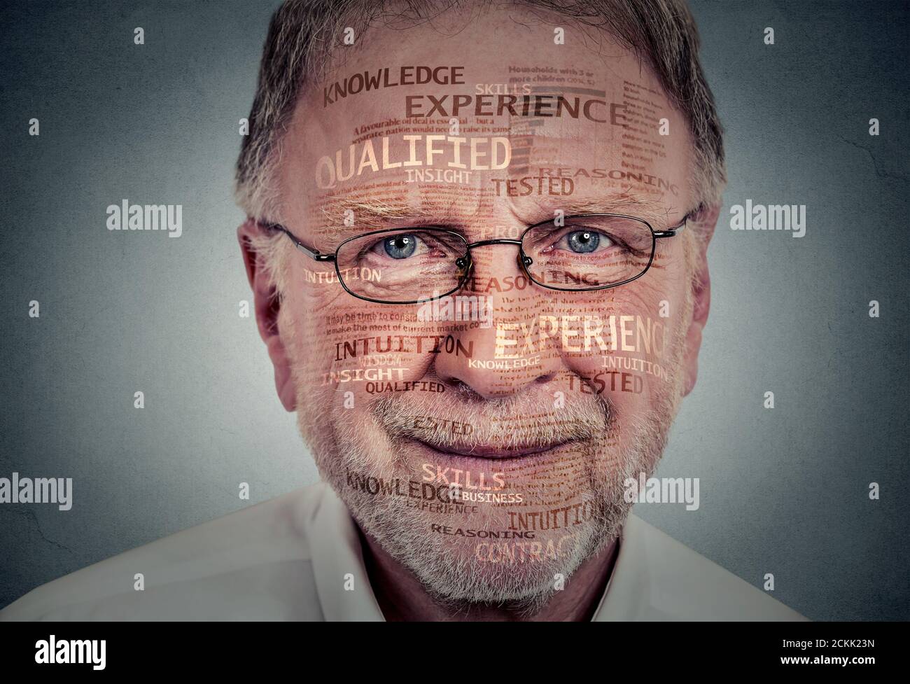 Erfahrene leitende Berufserfahrene. Kopfschuss eines glücklichen älteren Mannes Stockfoto