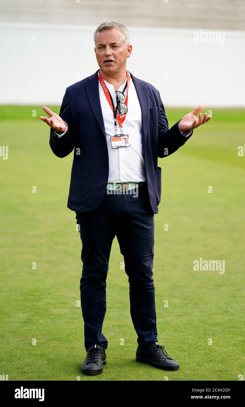 Sam Wright, Architekt bei Wilkinson Eyre während der Sanierung der Compton und Edrich steht am Lord's Cricket Ground, London. Stockfoto