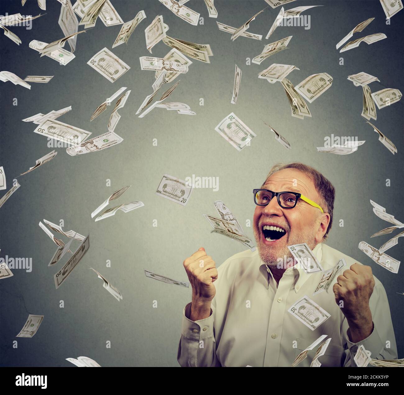 Senior Mann feiert Erfolg unter Geld regen fallen Dollar Stockfoto Senior Mann feiert Erfolg unter Geld regen fallen Dollar Stockfoto