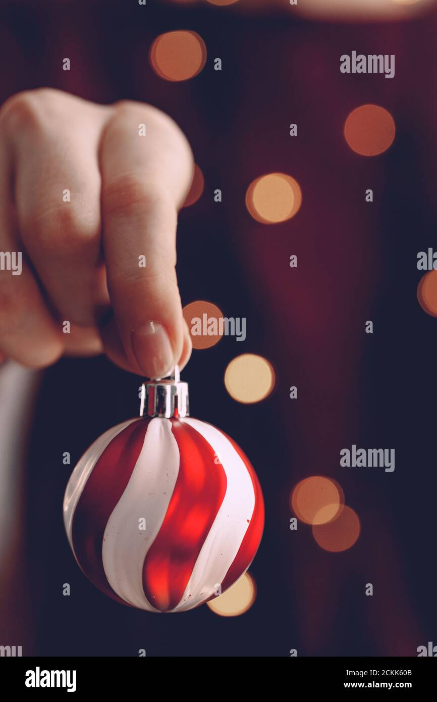 Weibliche Hand hält einen Weihnachtsball Nahaufnahme Stockfoto