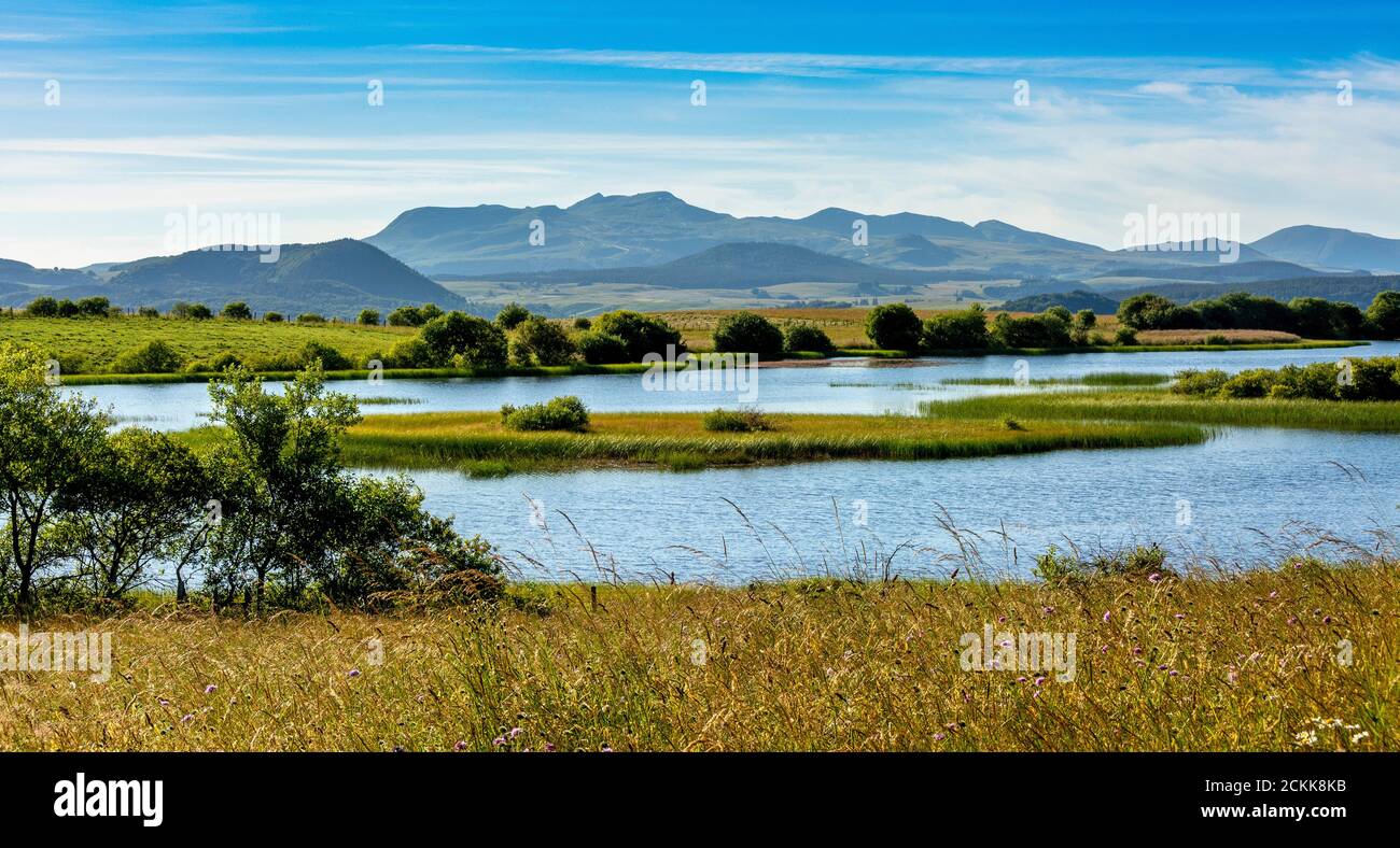 See von Bordes auf dem Cezallier Plateau im regionalen Naturpark der Vulkane der Auvergne. Hinter dem Massiv von Sancy. Puy de Dome, Auvergne. Frankreich Stockfoto