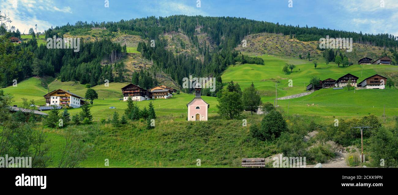 Panorama mit Berghöfen und einer Kapelle am Hang im Gailtal Osttirols, Österreich Stockfoto