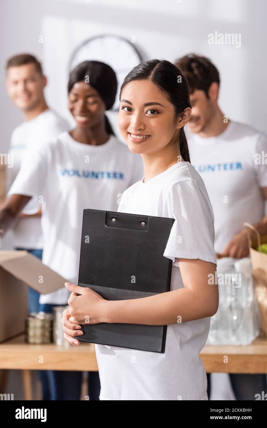 Selektiver Fokus der asiatischen Freiwilligen hält Zwischenablage in Charity-Center Stockfoto