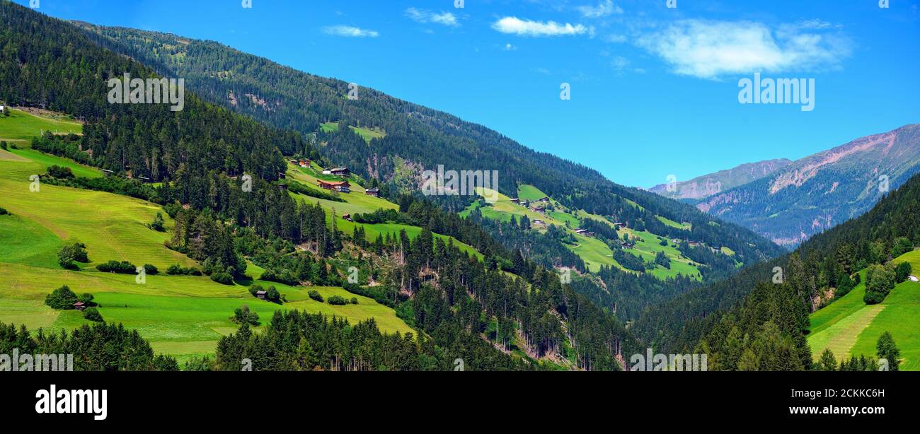 Panoramablick auf das Villgraten-Tal mit Berghöfen von der Burg Heinfels in Osttirol, Österreich Stockfoto